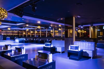 Façade noire d'un établissement nommé ’Murex Paris’ avec des portes vitrées et une enseigne indiquant restaurant, club…