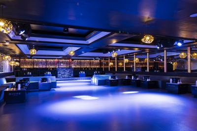 Façade noire d'un établissement nommé ’Murex Paris’ avec des portes vitrées et une enseigne indiquant restaurant, club…