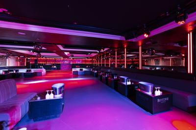 Façade noire d'un établissement nommé ’Murex Paris’ avec des portes vitrées et une enseigne indiquant restaurant, club…