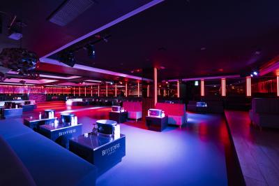 Façade noire d'un établissement nommé ’Murex Paris’ avec des portes vitrées et une enseigne indiquant restaurant, club…