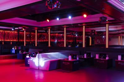 Façade noire d'un établissement nommé ’Murex Paris’ avec des portes vitrées et une enseigne indiquant restaurant, club…