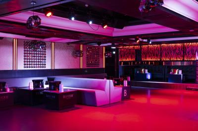 Façade noire d'un établissement nommé ’Murex Paris’ avec des portes vitrées et une enseigne indiquant restaurant, club…