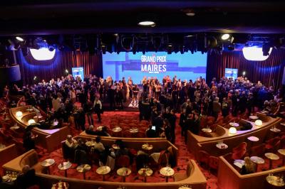 Intérieur d'une pièce aux motifs colorés et symétriques avec des murs en bois, des miroirs et un plafond lumineux.