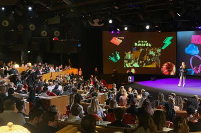 Intérieur d'une pièce aux motifs colorés et symétriques avec des murs en bois, des miroirs et un plafond lumineux.