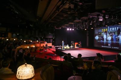 Intérieur d'une pièce aux motifs colorés et symétriques avec des murs en bois, des miroirs et un plafond lumineux.