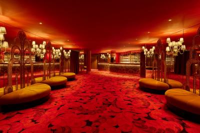 Intérieur d'une pièce aux motifs colorés et symétriques avec des murs en bois, des miroirs et un plafond lumineux.