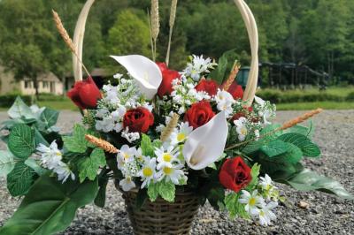Miniature Traiteur Magny-les-Hameaux (Yvelines) - Iles en Fete #4 Plateau de charcuterie et fromages avec fruits, légumes et une bouteille de vin rouge, présenté sur une table en extérieur.