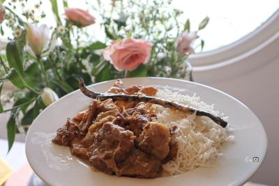 Miniature Traiteur Magny-les-Hameaux (Yvelines) - Iles en Fete #18 Plateau de charcuterie et fromages avec fruits, légumes et une bouteille de vin rouge, présenté sur une table en extérieur.