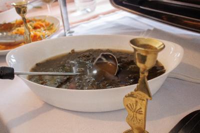 Miniature Traiteur Magny-les-Hameaux (Yvelines) - Iles en Fete #19 Plateau de charcuterie et fromages avec fruits, légumes et une bouteille de vin rouge, présenté sur une table en extérieur.