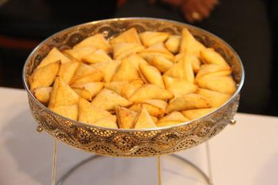 Miniature Traiteur Magny-les-Hameaux (Yvelines) - Iles en Fete #25 Plateau de charcuterie et fromages avec fruits, légumes et une bouteille de vin rouge, présenté sur une table en extérieur.