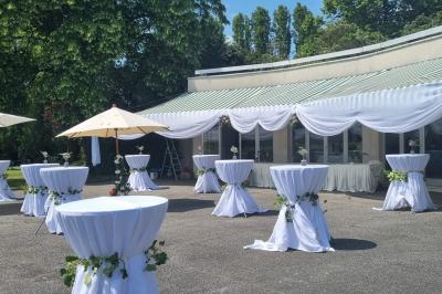 Plateau de charcuterie et fromages avec fruits, légumes, et une bouteille de vin rouge, sur une table en extérieur la nuit.