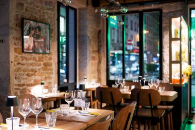 Pizza margherita sortant d'un four à bois avec une façade en mosaïque noire et l'inscription ’N° 900’.