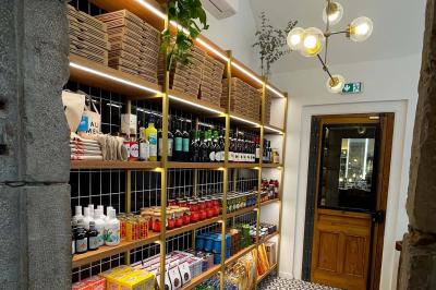 Pizza margherita sortant d'un four à bois avec une façade en mosaïque noire et l'inscription ’N° 900’.