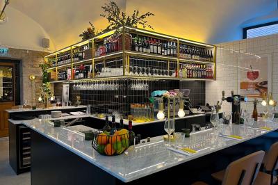 Pizza margherita sortant d'un four à bois avec une façade en mosaïque noire et l'inscription ’N° 900’.