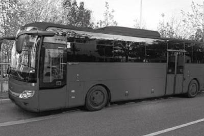 Alignement de véhicules noirs stationnés devant un bâtiment en pierre avec arcades, sous un ciel dégagé.