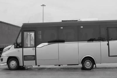 Alignement de véhicules noirs stationnés devant un bâtiment en pierre avec arcades, sous un ciel dégagé.