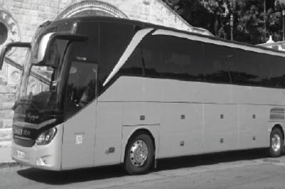 Fourgonnette noire avec portes latérales et arrière ouvertes, montrant un siège accessible et une rampe déployée.