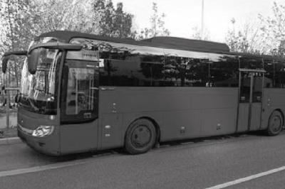 Fourgonnette noire avec portes latérales et arrière ouvertes, montrant un siège accessible et une rampe déployée.