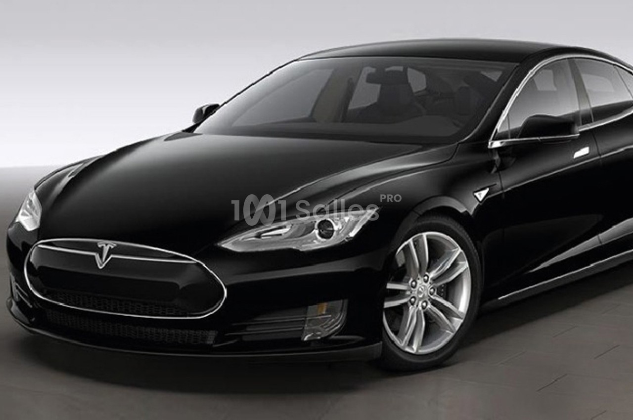 Voiture électrique noire garée dans un espace intérieur, vue de trois quarts avant.