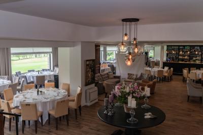 Buffet élégant en extérieur avec tables rondes garnies de verrines, fleurs et amuse-bouches sous des parasols.