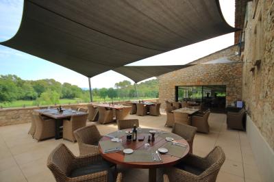 Buffet élégant en extérieur avec tables rondes garnies de verrines, fleurs et amuse-bouches sous des parasols.
