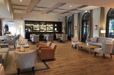 Buffet élégant en extérieur avec tables rondes garnies de verrines, fleurs et amuse-bouches sous des parasols.