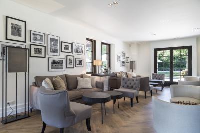 Buffet élégant en extérieur avec tables rondes garnies de verrines, fleurs et amuse-bouches sous des parasols.