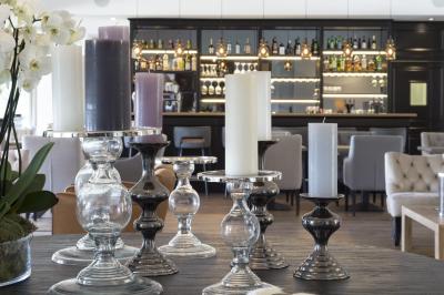 Buffet élégant en extérieur avec tables rondes garnies de verrines, fleurs et amuse-bouches sous des parasols.