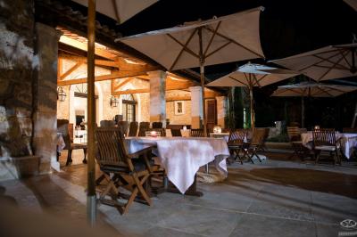Buffet élégant en extérieur avec tables rondes garnies de verrines, fleurs et amuse-bouches sous des parasols.