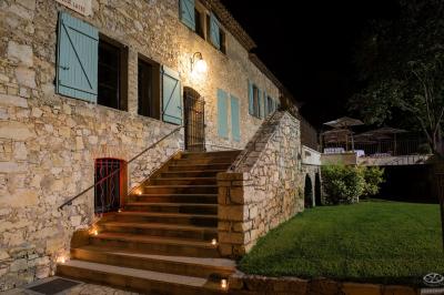 Buffet élégant en extérieur avec tables rondes garnies de verrines, fleurs et amuse-bouches sous des parasols.