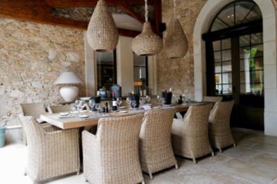 Buffet élégant en extérieur avec tables rondes garnies de verrines, fleurs et amuse-bouches sous des parasols.