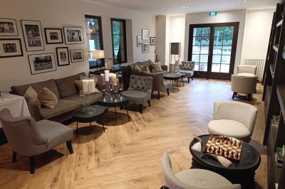 Buffet élégant en extérieur avec tables rondes garnies de verrines, fleurs et amuse-bouches sous des parasols.