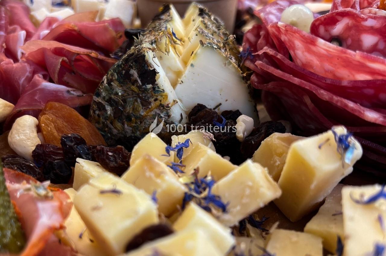Plateau de charcuterie et fromages variés, agrémenté de fruits secs, herbes et fleurs comestibles.