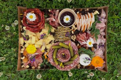 Sandwiches colorés empilés avec des garnitures variées, entourés de roquette et d'olives vertes.