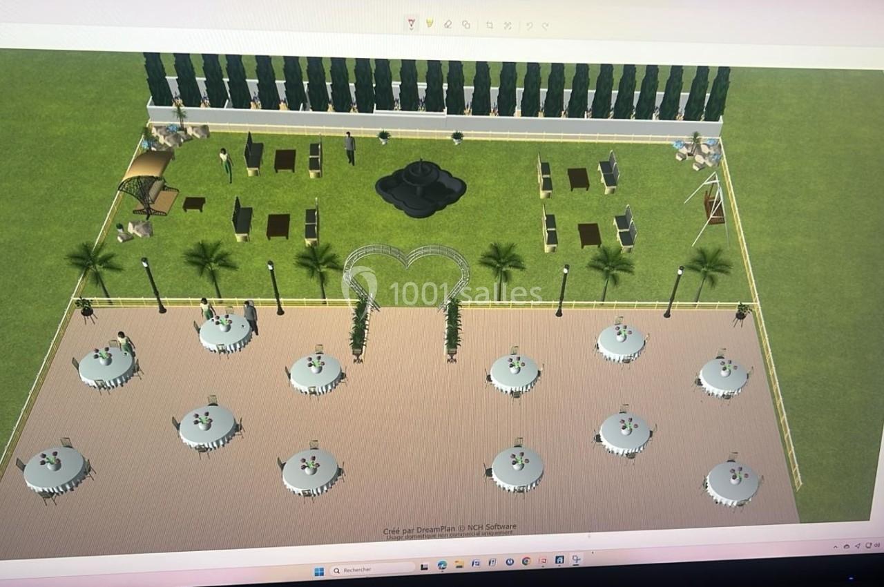 Vue aérienne d'un aménagement extérieur avec tables rondes, fontaine centrale, palmiers et espaces de détente.