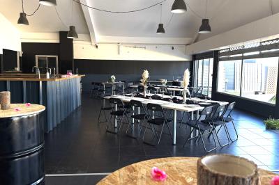 Vue aérienne d'un aménagement extérieur avec tables rondes, fontaine centrale, palmiers et espaces de détente.