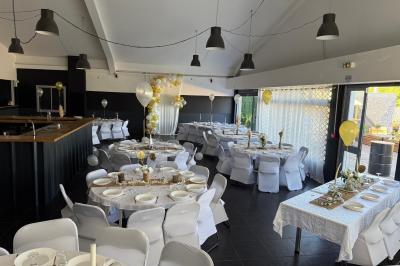 Vue aérienne d'un aménagement extérieur avec tables rondes, fontaine centrale, palmiers et espaces de détente.