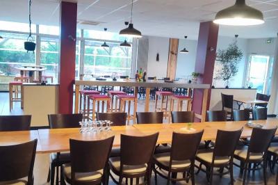 Bol de soupe de potiron garnie de croûtons, crème fraîche, persil et épices, posé sur une table en bois.