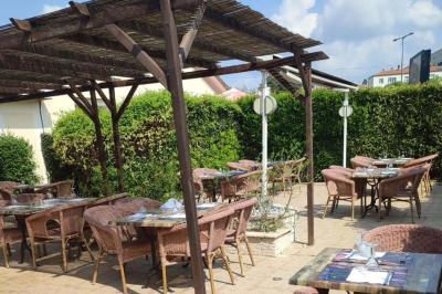 Assortiment de plats gastronomiques présentés sur des assiettes hexagonales en bois, décorés de feuilles de bambou.