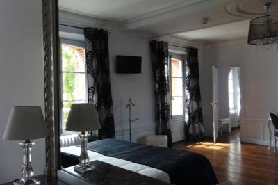 Vue aérienne d'un centre équestre avec une carrière, des cavaliers à cheval et des champs en arrière-plan.