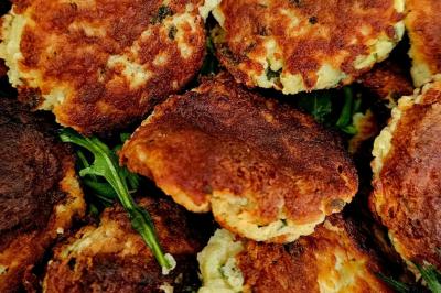 Assiette de tagliatelles fraîches avec sauce tomate, morceaux de viande, persil frais et croûton garni de lard grillé.