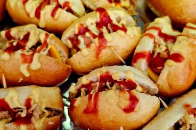 Assiette de tagliatelles fraîches avec sauce tomate, morceaux de viande, persil frais et croûton garni de lard grillé.