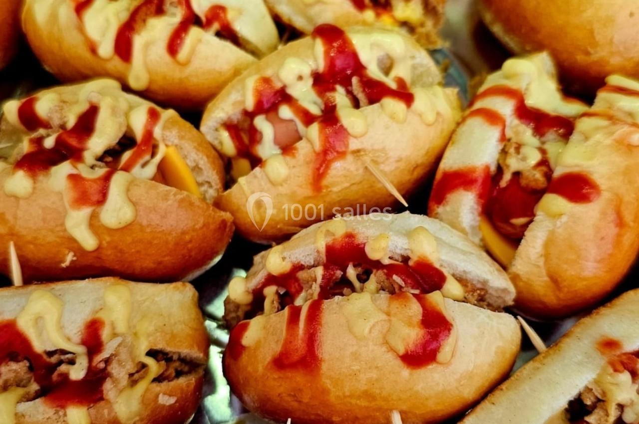 Plateau de petits sandwichs garnis de viande, fromage fondu et sauce ketchup-moutarde, maintenus par des piques.