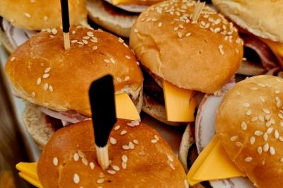 Assiette de tagliatelles fraîches avec sauce tomate, morceaux de viande, persil frais et croûton garni de lard grillé.