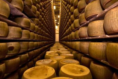 Assiette de tagliatelles fraîches avec sauce tomate, morceaux de viande, persil frais et croûton garni de lard grillé.