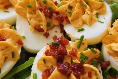 Assiette de tagliatelles fraîches avec sauce tomate, morceaux de viande, persil frais et croûton garni de lard grillé.