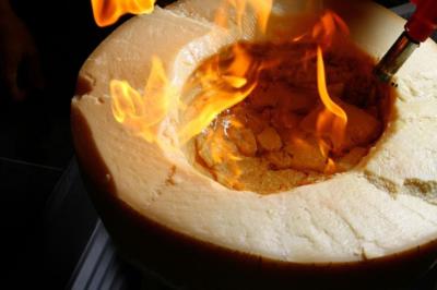 Assiette de tagliatelles fraîches avec sauce tomate, morceaux de viande, persil frais et croûton garni de lard grillé.