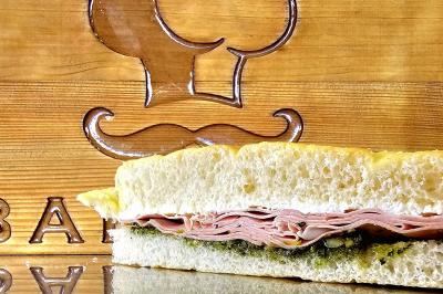 Assiette de tagliatelles fraîches avec sauce tomate, morceaux de viande, persil frais et croûton garni de lard grillé.