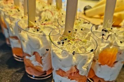 Assiette de tagliatelles fraîches avec sauce tomate, morceaux de viande, persil frais et croûton garni de lard grillé.