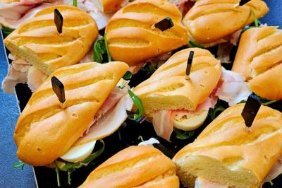 Assiette de tagliatelles fraîches avec sauce tomate, morceaux de viande, persil frais et croûton garni de lard grillé.